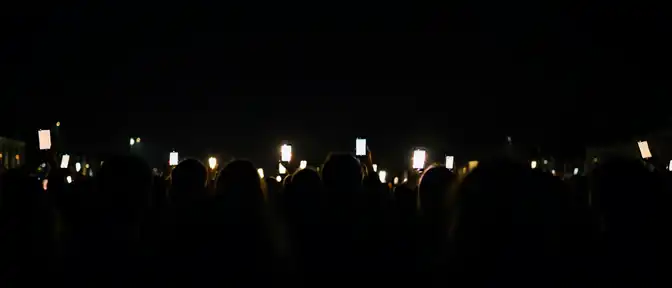Мужество в темноте: как белгородцы превратили аварию на концерте в трогательный момент единения